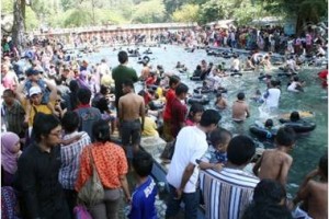 Sejumlah pengunjung memedati obyek wisata Cibulan.